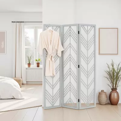 Dřevěný paraván s grafickým chevronovým vzorem