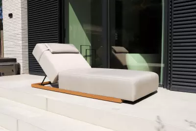 Luxusní zahradní lehátko Flow Lio Graumel Chalk s teakovým rámem