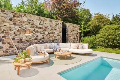 SUNS Pico – designový modulární lounge set z teaku s bouclé čalouněním