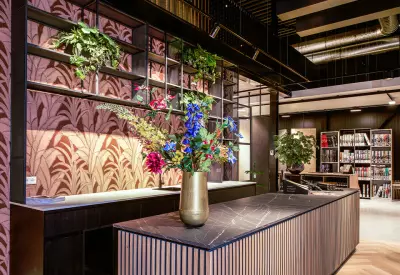 Umělé květiny a luxusní květináče na terasu | DR Studio