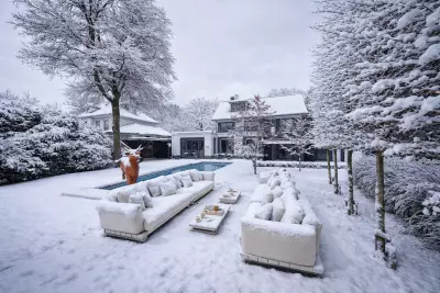 Zahradní nábytek z hliníku, teaku a umělého ratanu na moderní terase