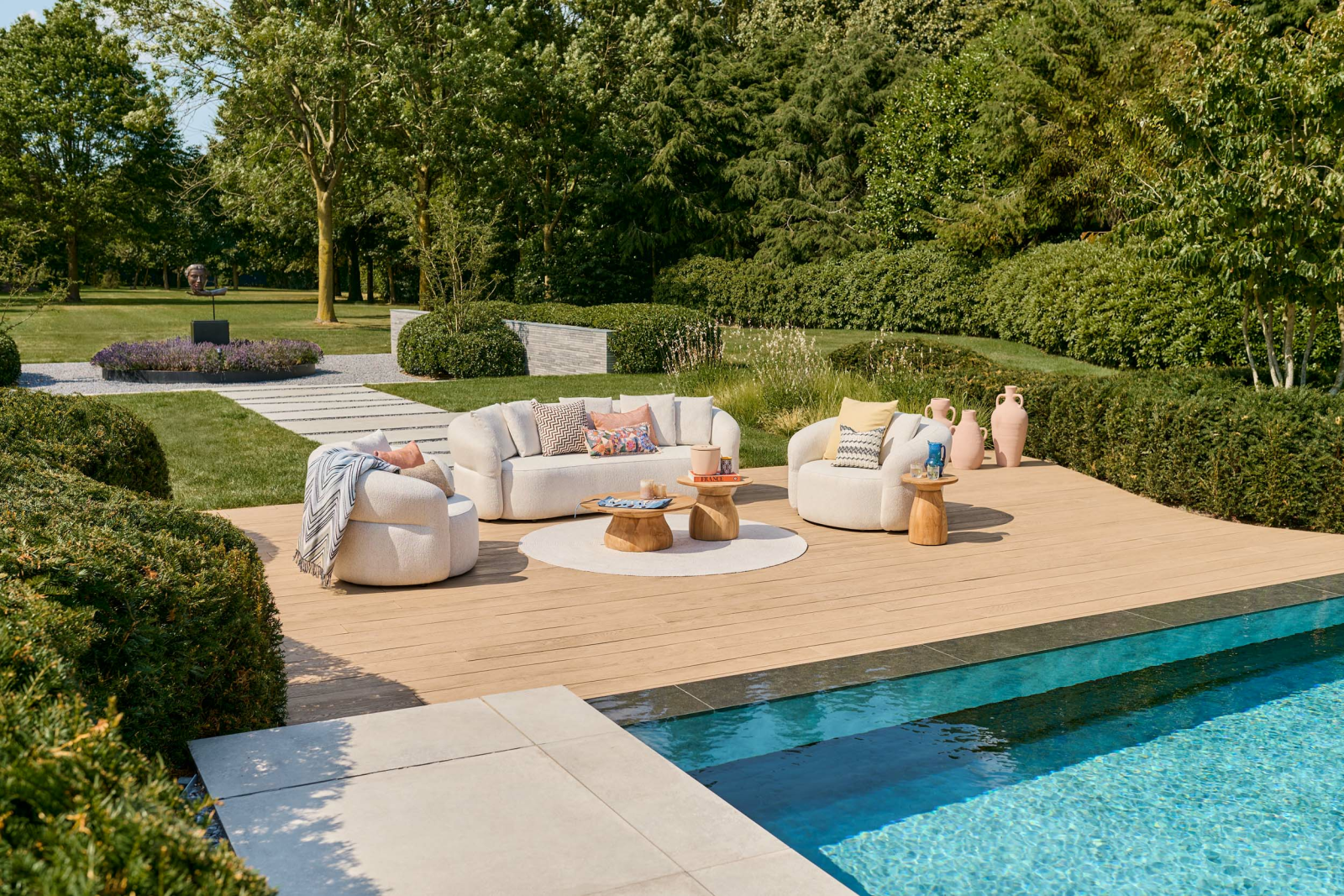 Jak sladit venkovní koberec s pergolou a nábytkem