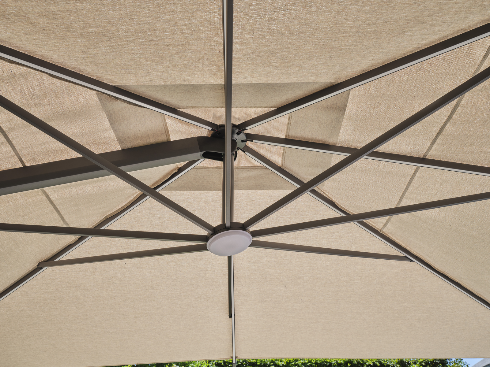 Jak zahradní slunečníky chrání před teplem