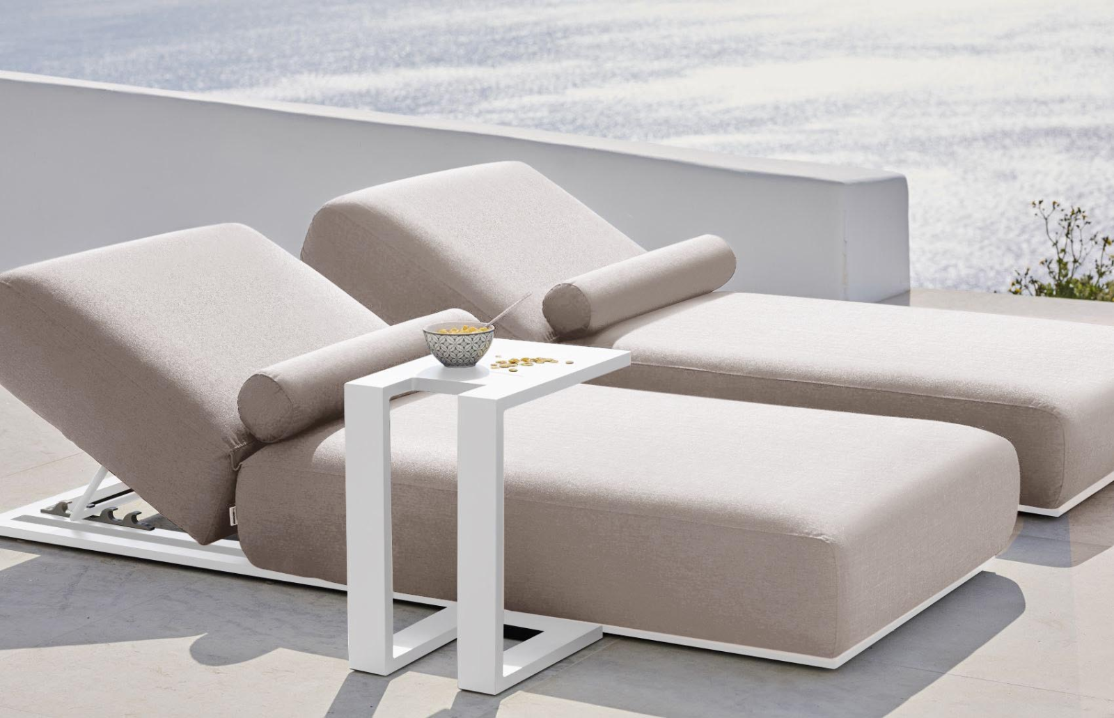 10 nápadů na terasu bytu - elegantní způsoby, jak představit barvy, výsadbu a nábytek - Zahradní nábytek, ratanový nábytek, teak, pergola | drstudio.cz